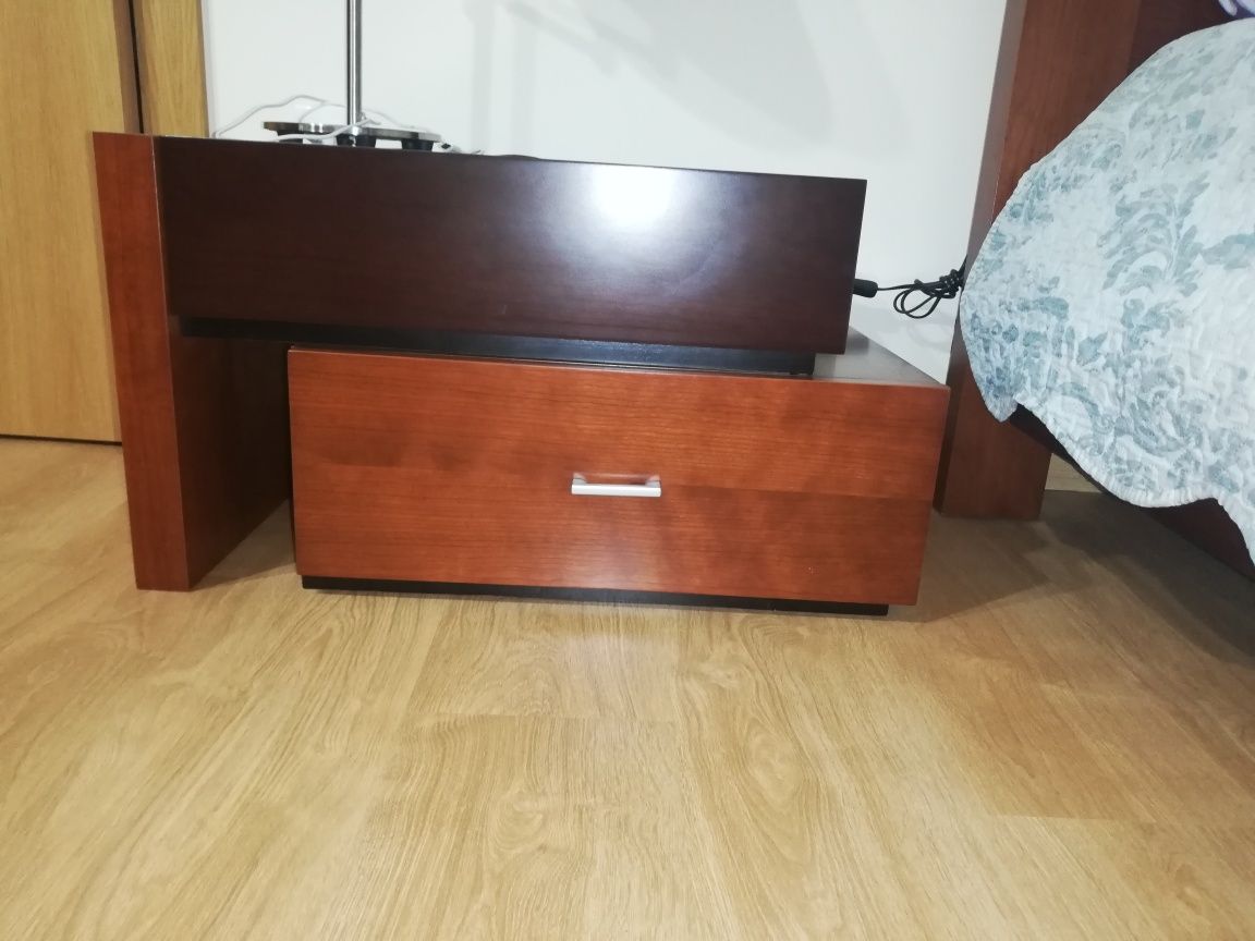 Cama e mesinhas de cabeceira