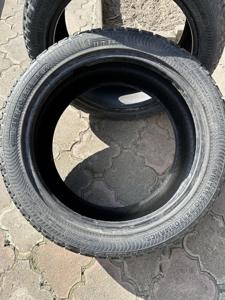 Pirelli 225 40 18 зима 2 шт