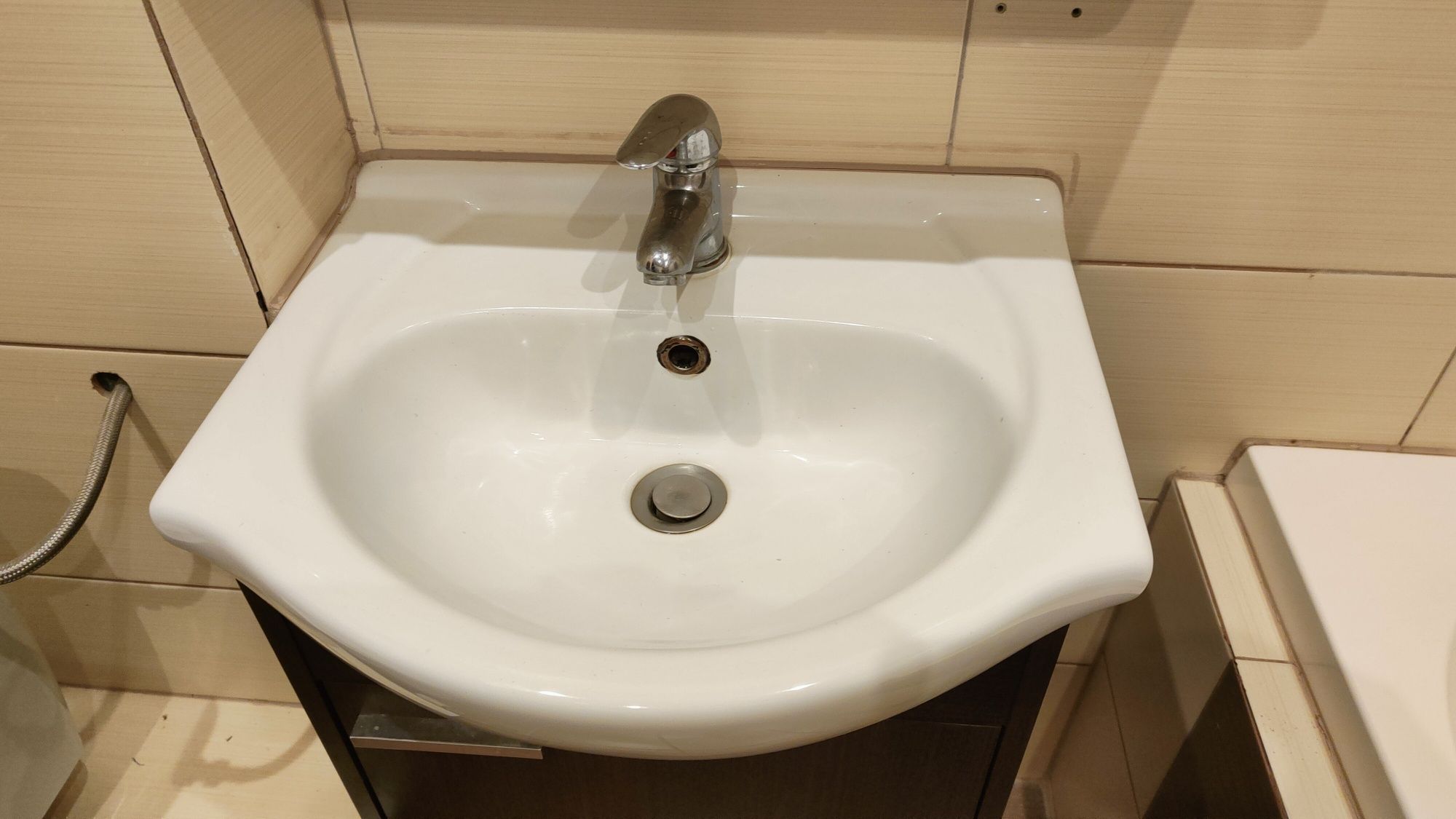 Umywalka łazienkowa z szafką wiszącą