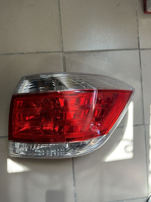 Задній правий фонарь Toyota Highlender 2011