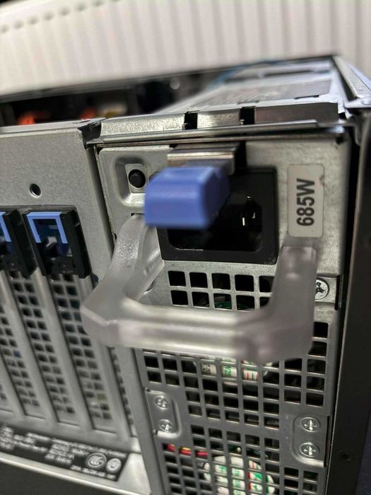 Dell t5810 24GB 2tb kieszeń na dyski 2,5" 685W