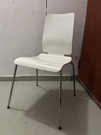 Białe krzesło z Ikea