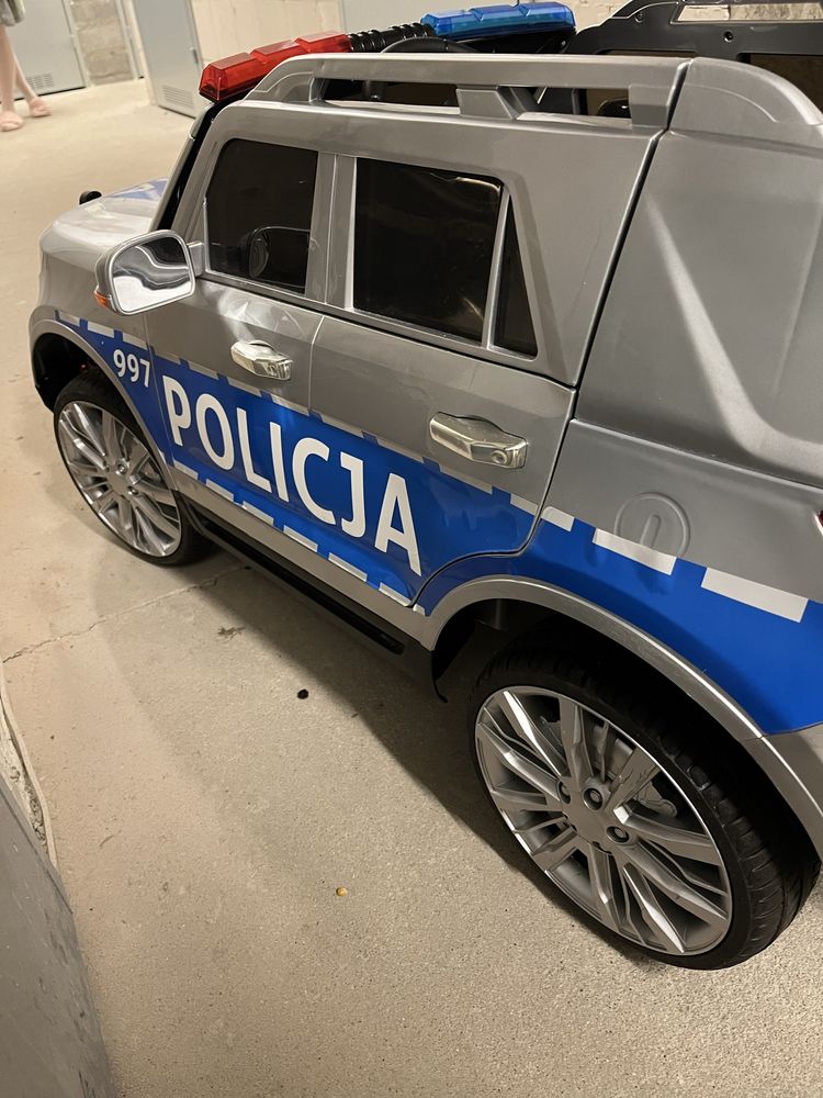 Auto na akumulator policja