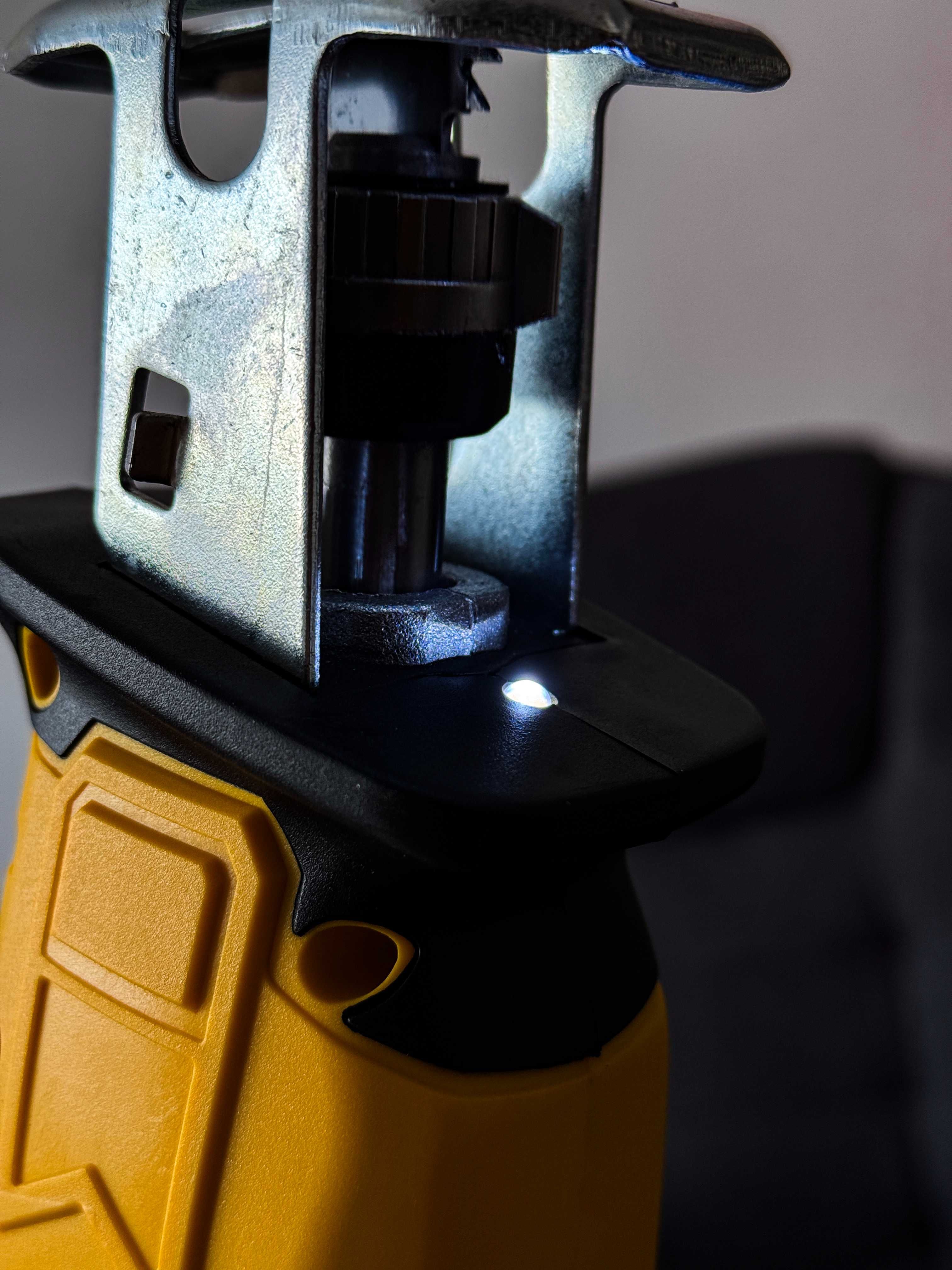 mobilna pilarka do pracy na dachu wersja do AKU DEWALT XR