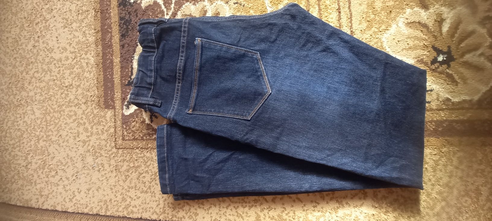 Spodnie jeansowe z regulacją w pasie na gumkę