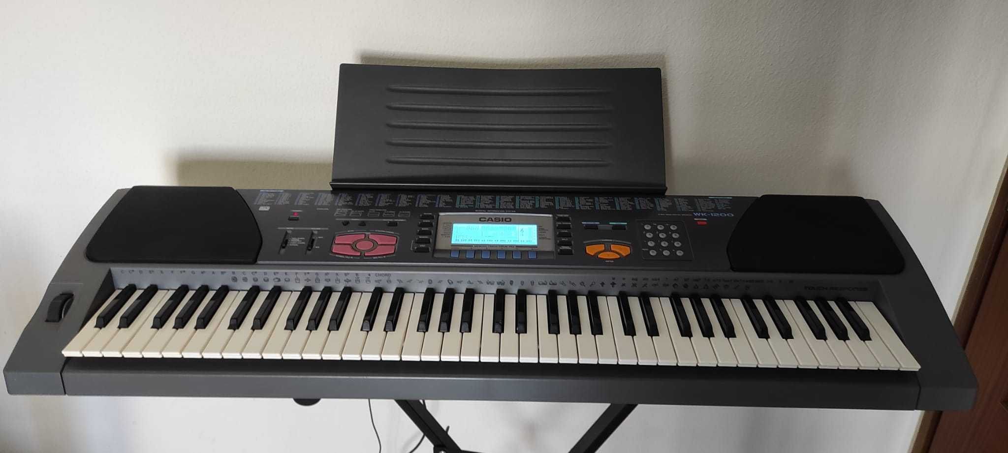 Piano Casio WK 1200 com suporte e pedal