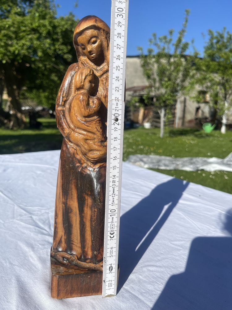 Drewniana figura matki boskiej