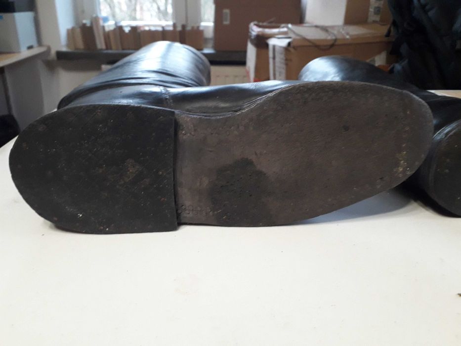 Czarne skórzane buty z cholewami, typu oficerki,