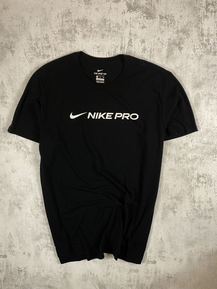 Чорна футболка Nike Pro з білим написом – для професійних тренувань