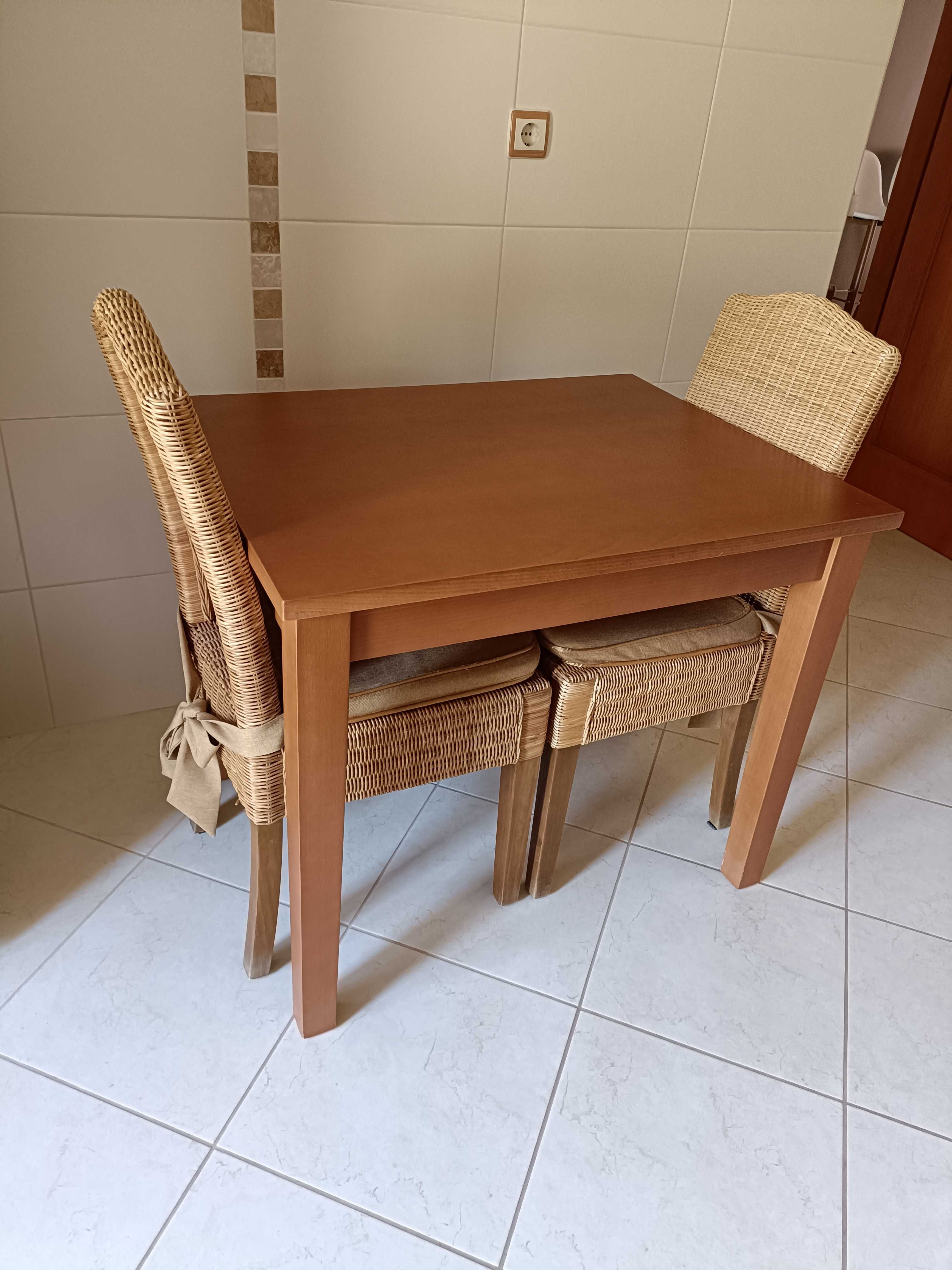Mesa de Cozinha com Cadeiras