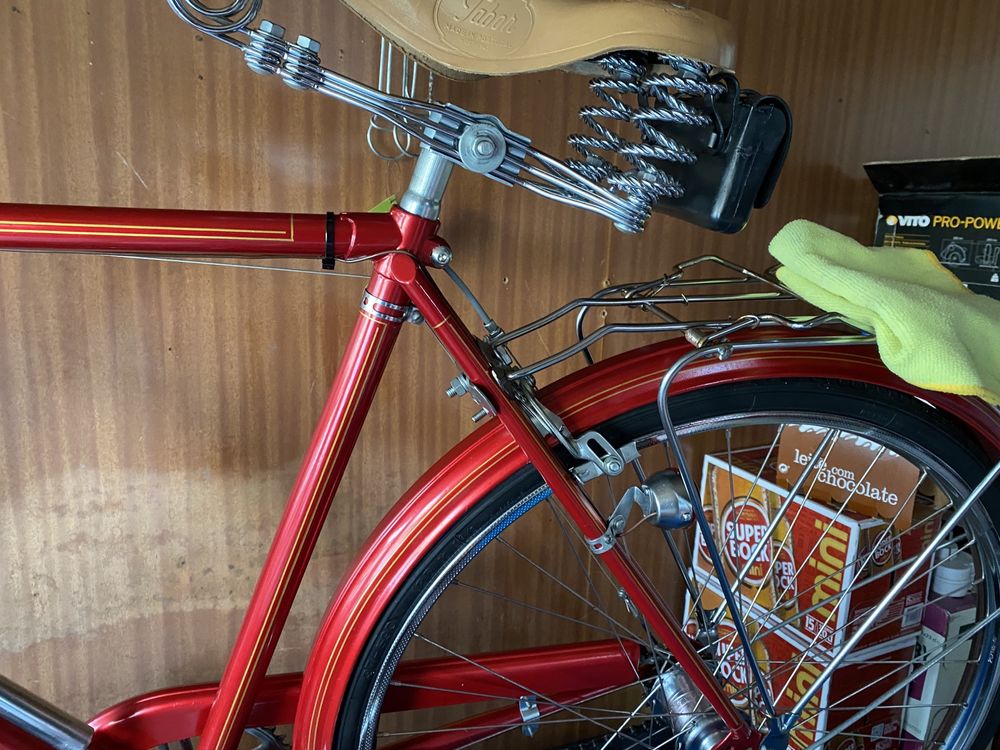 Bicicleta pasteleira vermelha