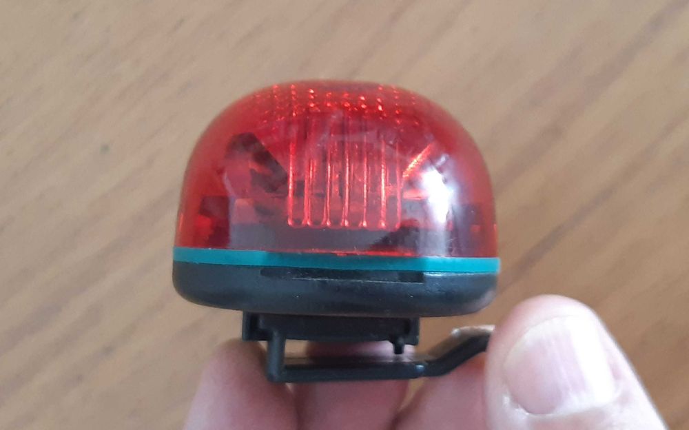 Luz Traseira para Bicicleta - Vermelha e Funcional a Pilhas