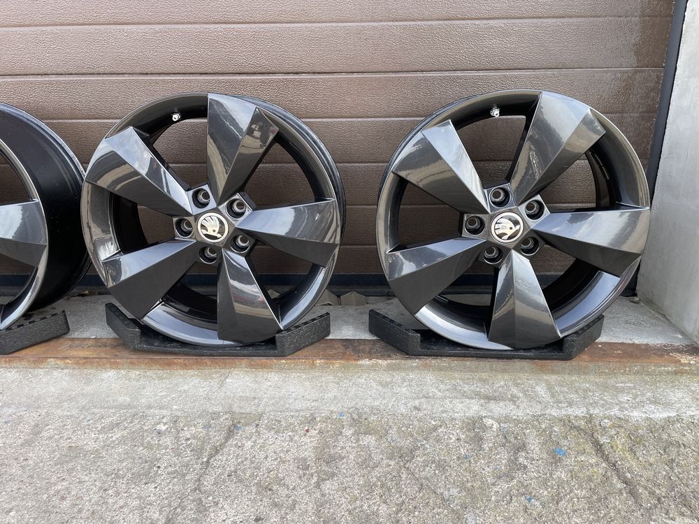 4x felgi aluminiowe 5x112 r17 et38 6,5J Alufelgi Czarne Oryginal Skoda