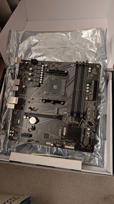 Gigabyte B550M-K sem chapa traseira