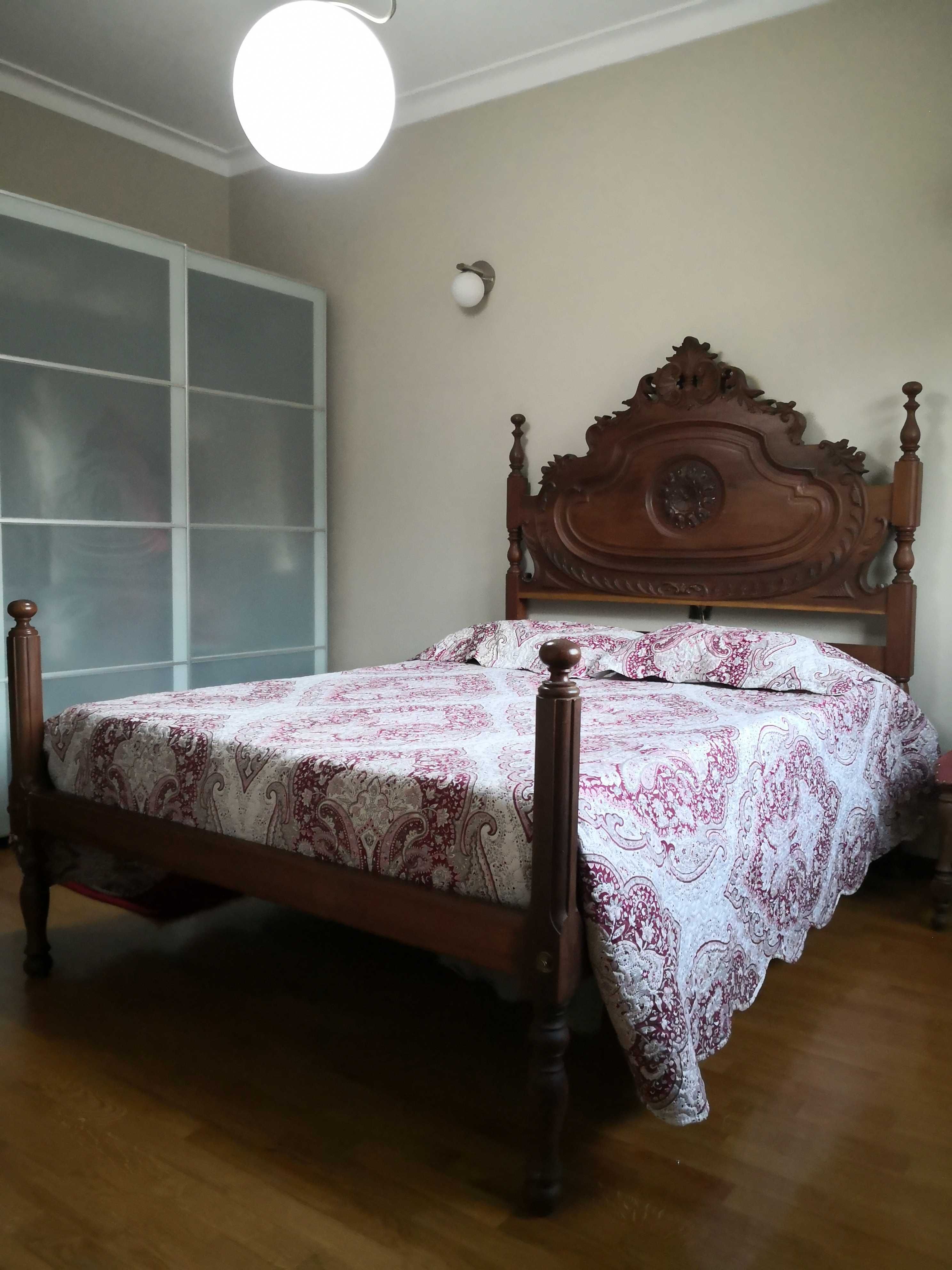 Cama de casal madeira com colchão - Barcelos