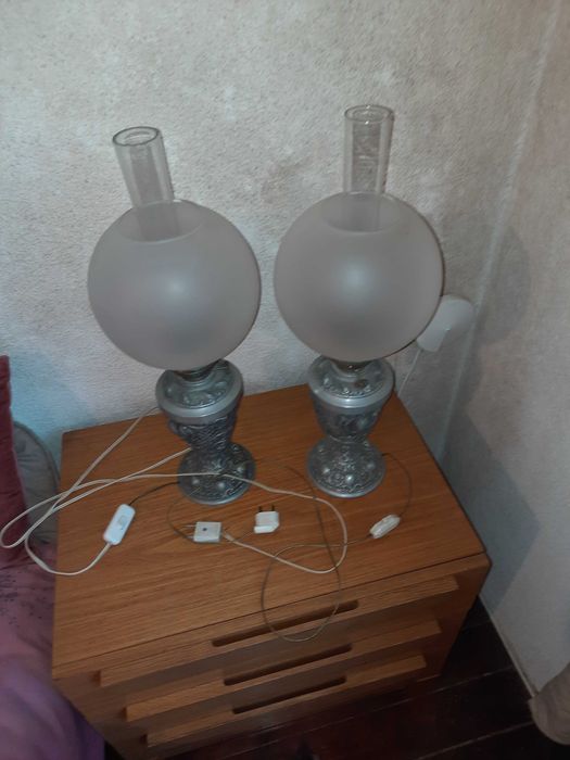 Par de candeeiros em metal fundido