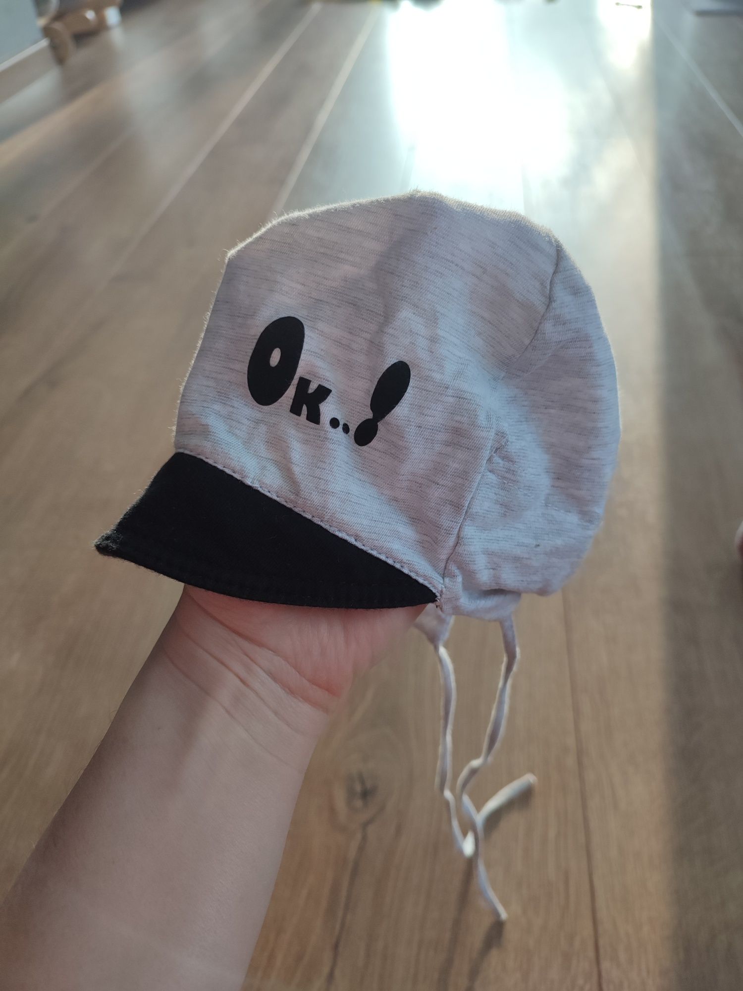 Czapeczka niemowlęca z daszkiem wiązana 46 cm