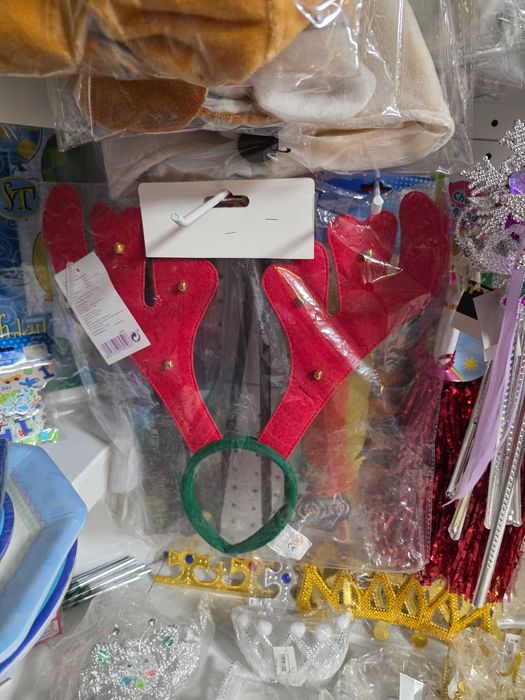 Шляпи карнавальні різні в наявності