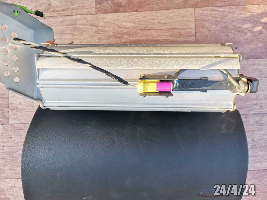 VW Golf IV 3D Pas bezpieczeństwa prawy przód PP