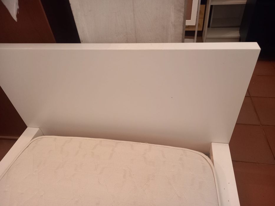 Cama branca de solteiro