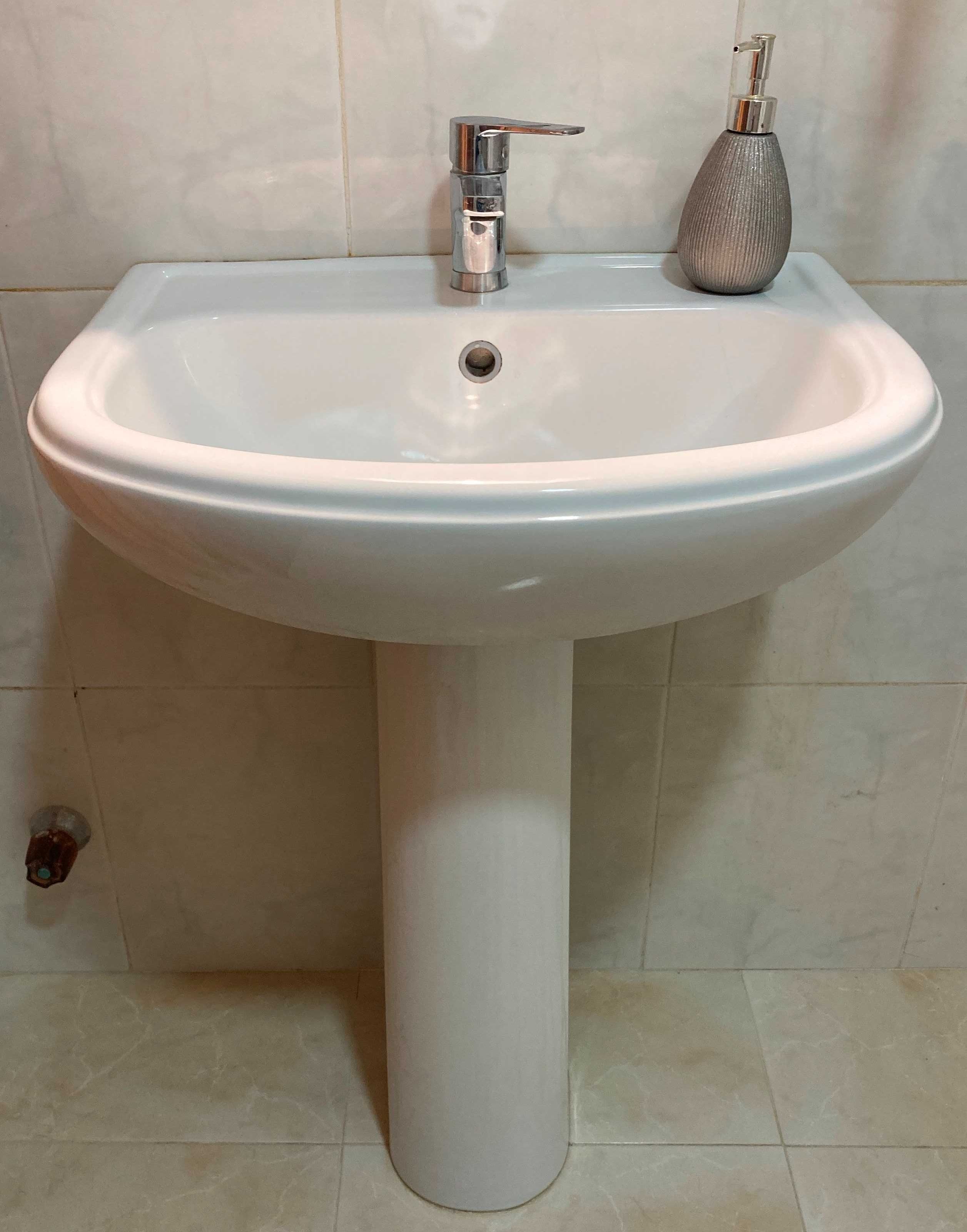 Lavatório casa de banho com coluna e torneira