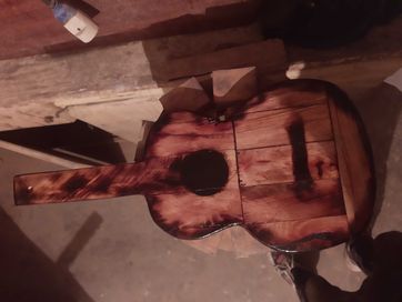Drewniana gitara deska do krojenia i podawania dla gitarzysty drewno