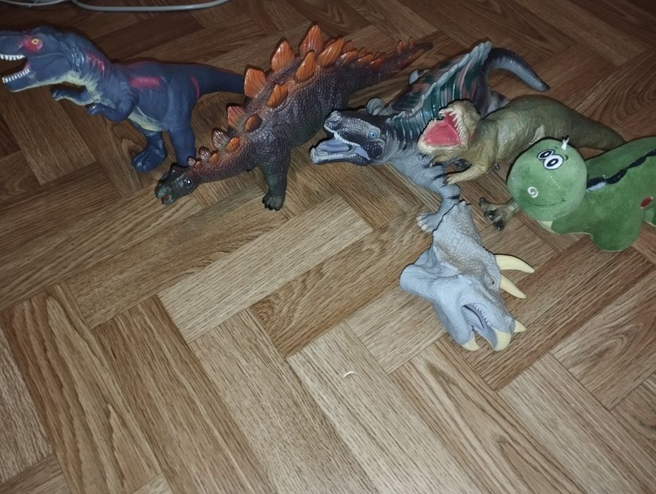 дуже гарні різні динозаври