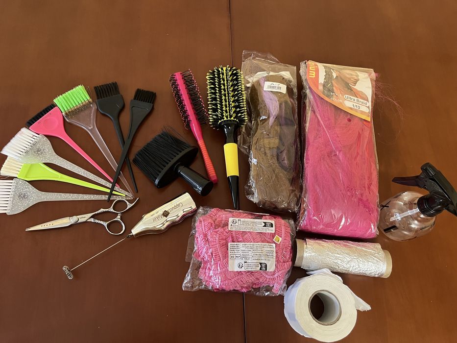 Все для парикмахера поичесок кисточки, расческа, браш, ножницы