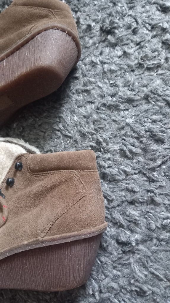 Clarks botki beżowe kozuszek skora naturalna zamszowa roz 38 jak nowe