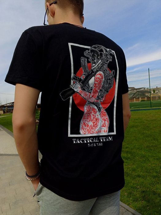 Футболка з принтом на спині