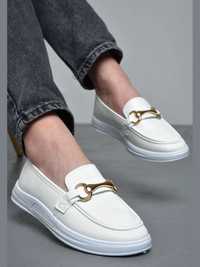 Туфлі-лофери жіночі білого кольору