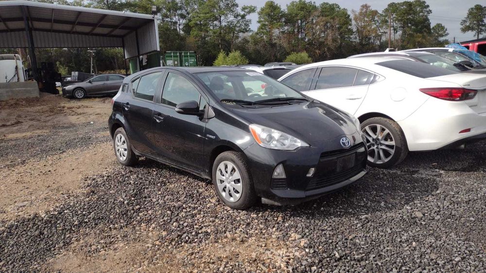 Toyota Prius C Aqua четверть