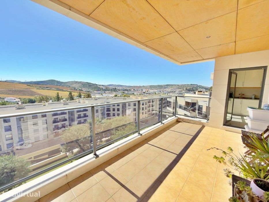 Apartamento T3, com 2 varandas, 2 parqueamentos e ampla arrecadação