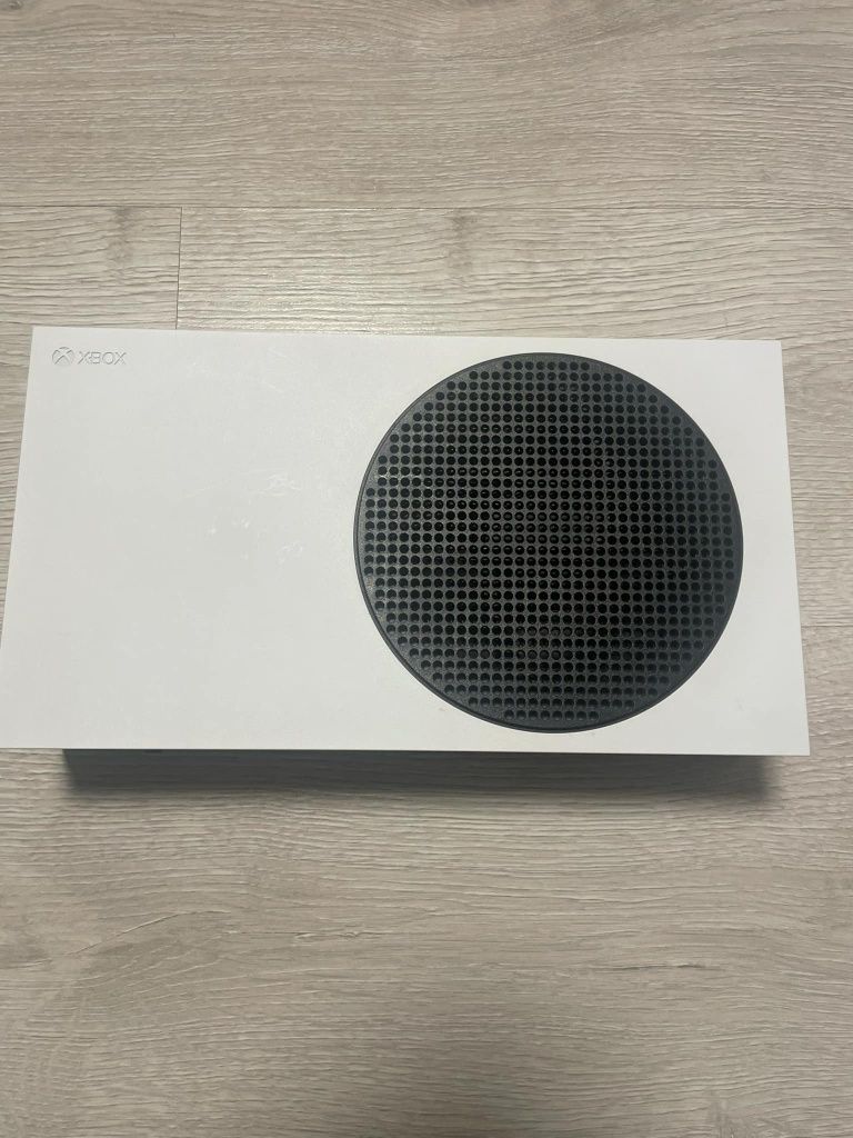Xbox Series S ( 512g pamięci ) + PAD biały+ gta V ( na Xbox)