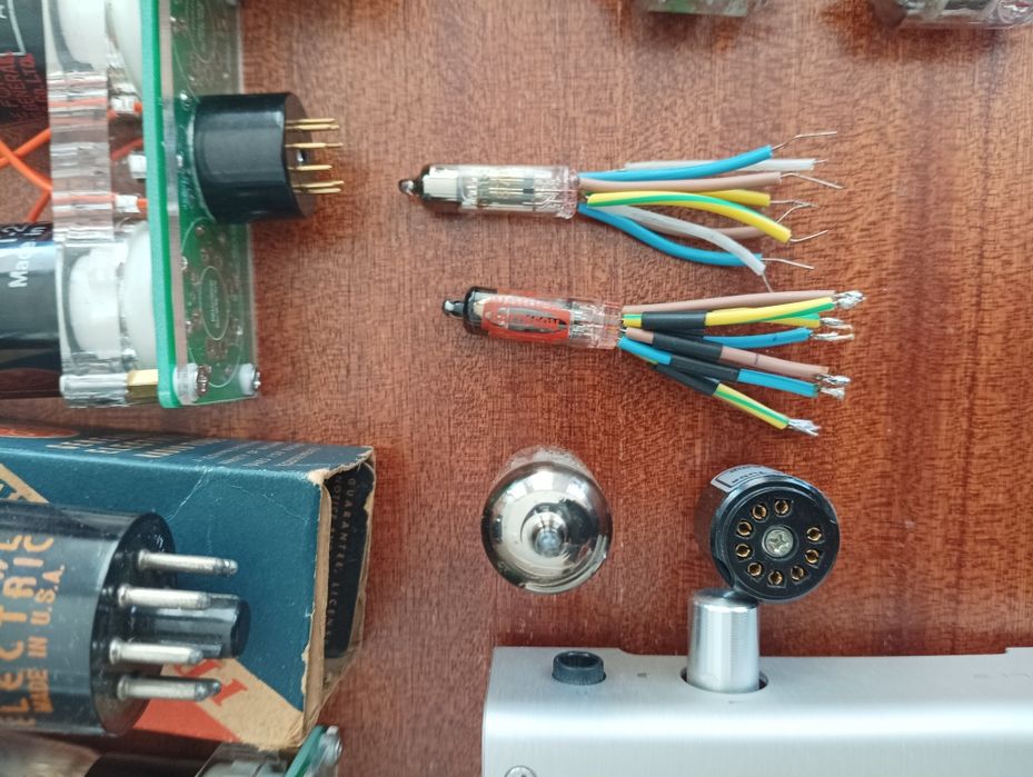 Lampowy wzmacniacz słuchawkowy Schiit Vali 2 plus lampy