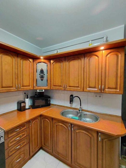 Komplet mebli kuchennych wraz z wyposażeniem.