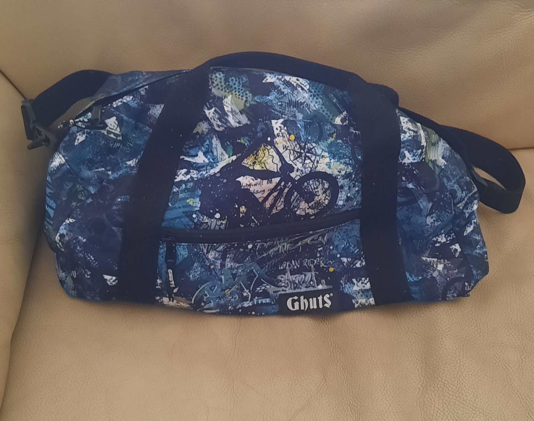 Conjunto escolar mochila, porta lápis e saco de educação física.