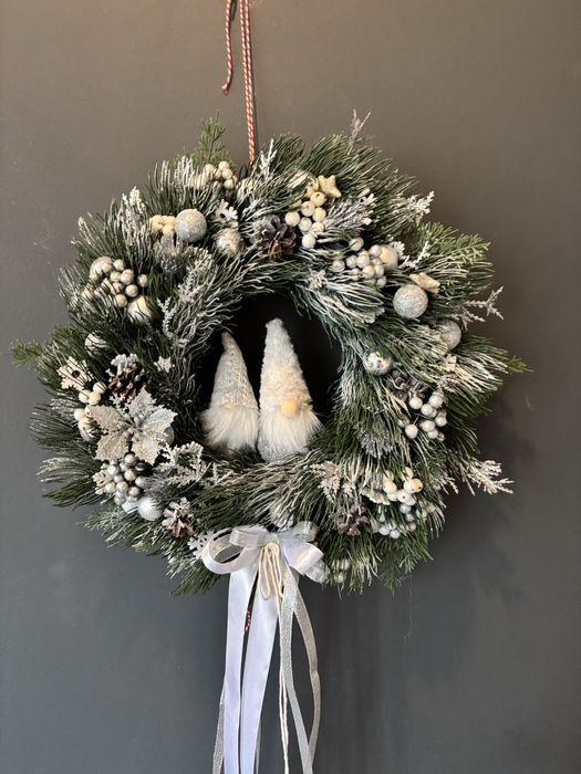 Świąteczny wieniec bożonarodzeniowy na drzwi z krasnalami, wianek