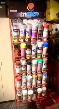 Expositor com mais de 100 Latas de Tinta em Spray Novas