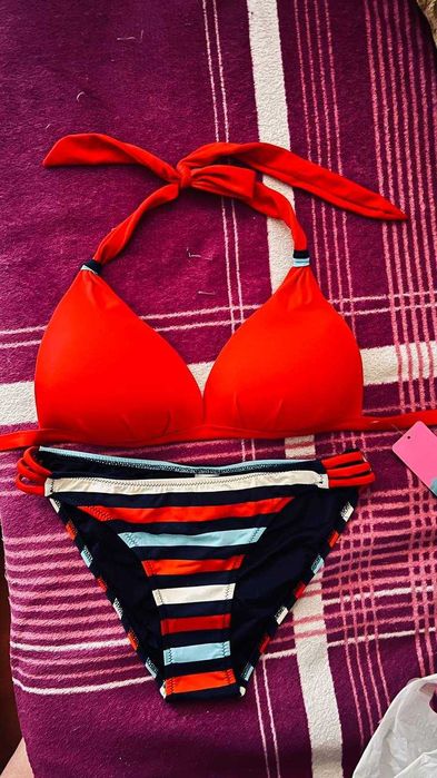 Дуже гарний та яскравий купальник (розмір 42)