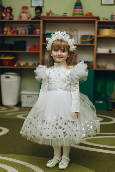 Біла сукня сніжинки