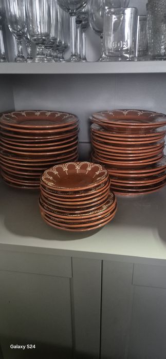 Pratos de barro de vários tamanhos