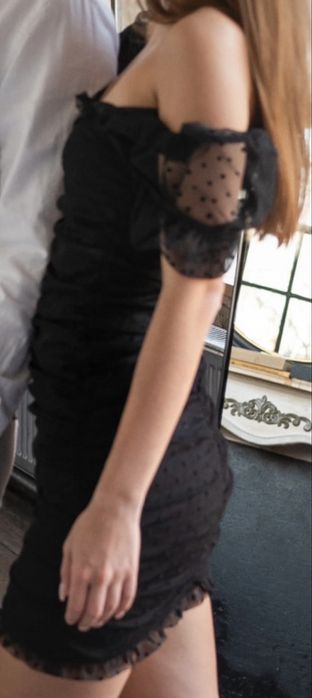 Sukienka z bufiastymi rękawami