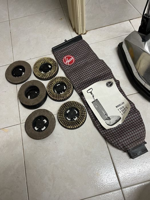 Enceradora/aspirador Hoover a funcionar