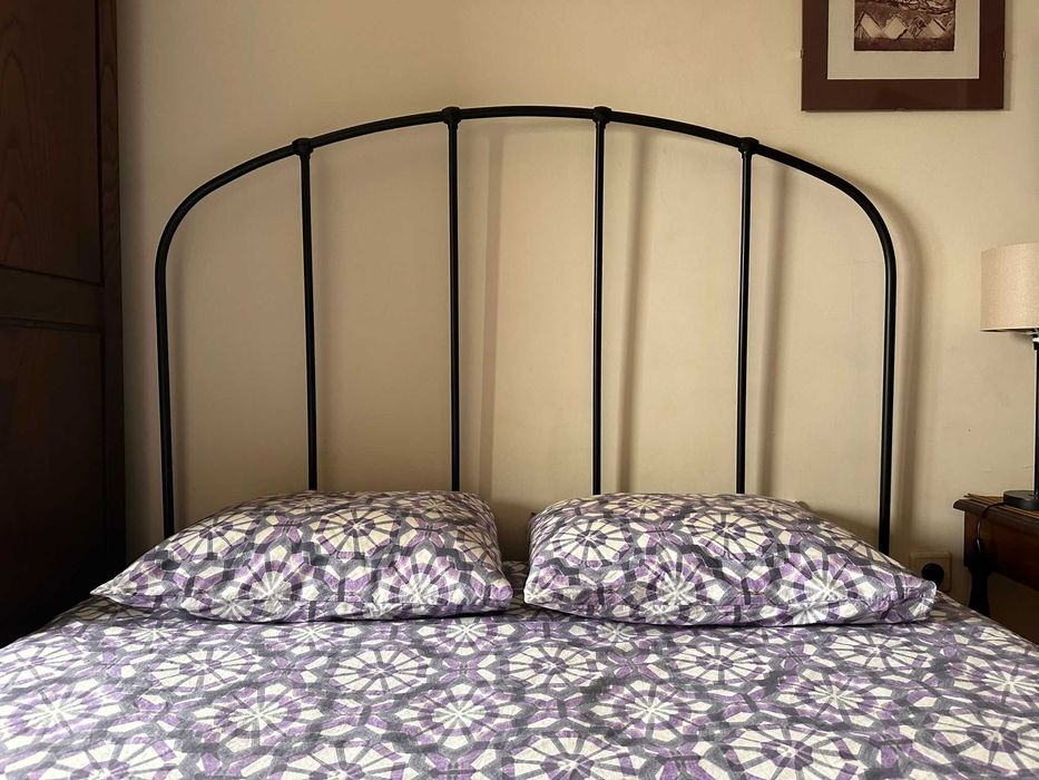 Cama de ferro simples e colchão incluído em muito bom estado .