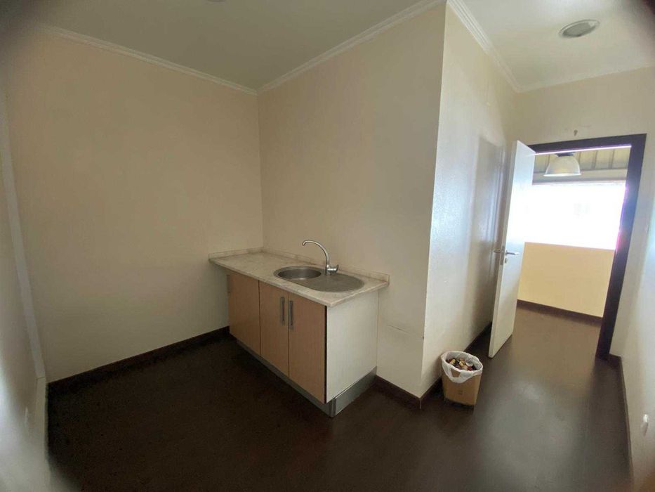 Armazém com Escritórios e Logradouro na Moita - Carvalhinho