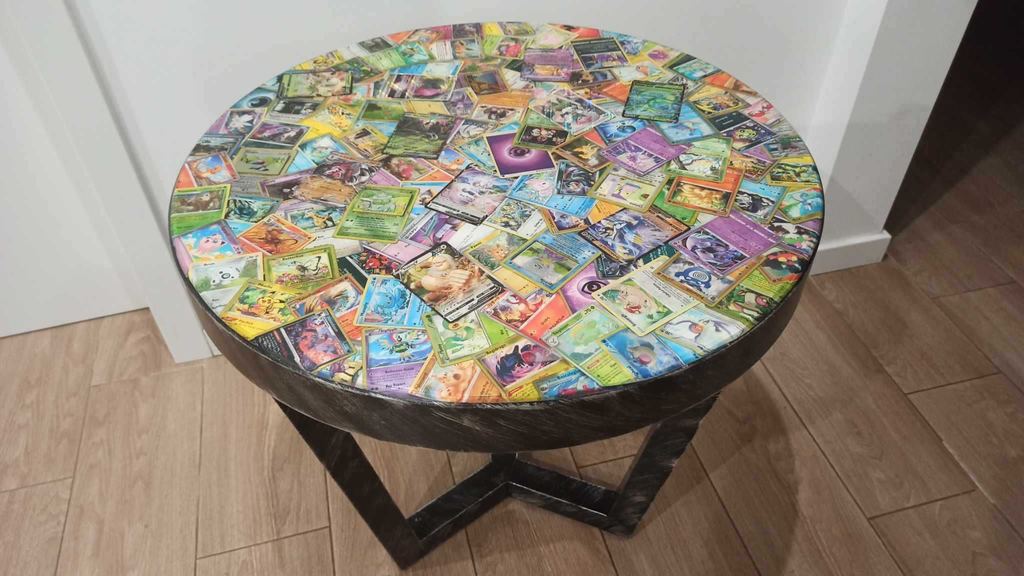 Mesa resina epoxy cartas pokemon.