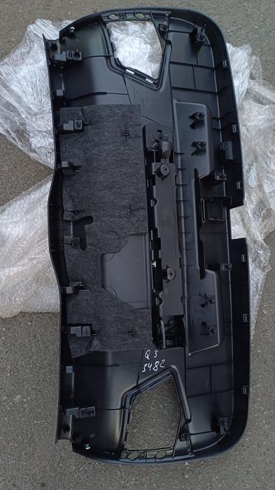 Пластикова обшивка кришки багажника Audi Q3 83a 83A867979.