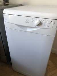 Посудомийна машина INDESIT DSG263