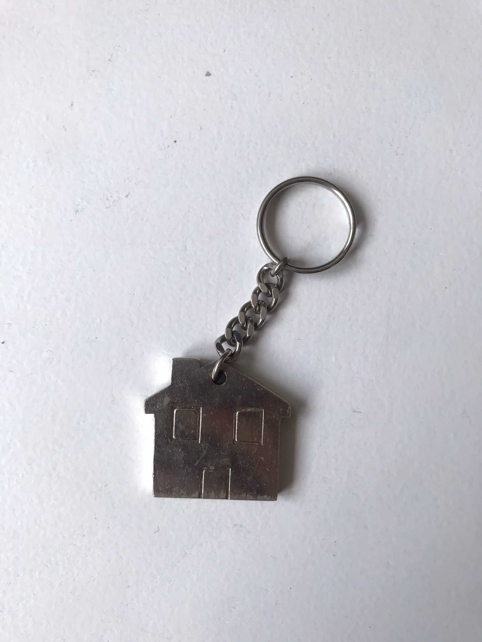 Vintage brelok zawieszka do kluczy metalowa domek dom